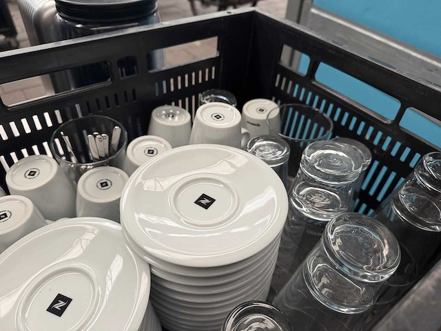 Koffiemachine, melkopschuimer, nespresso koppen en schotels, accessoires - afbeelding 10 van  12