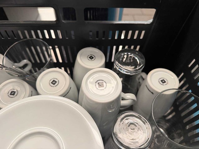 Koffiemachine, melkopschuimer, nespresso koppen en schotels, accessoires - afbeelding 11 van  12