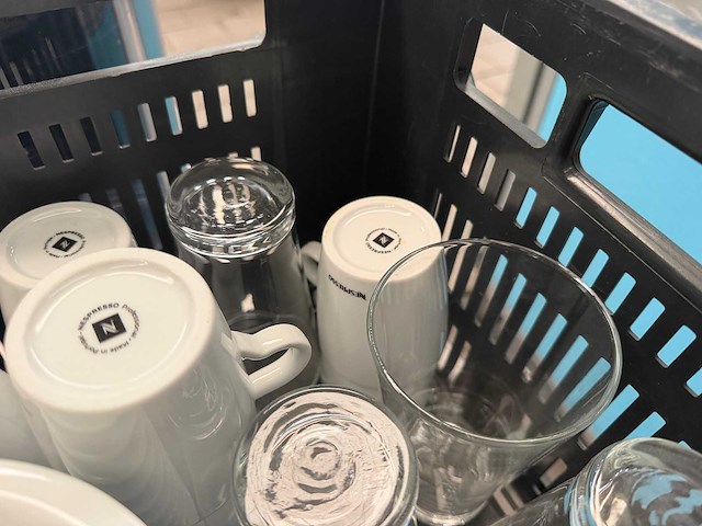 Koffiemachine, melkopschuimer, nespresso koppen en schotels, accessoires - afbeelding 12 van  12