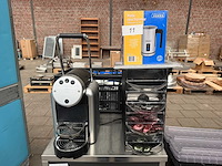 Koffiemachine, melkopschuimer, nespresso koppen en schotels, accessoires