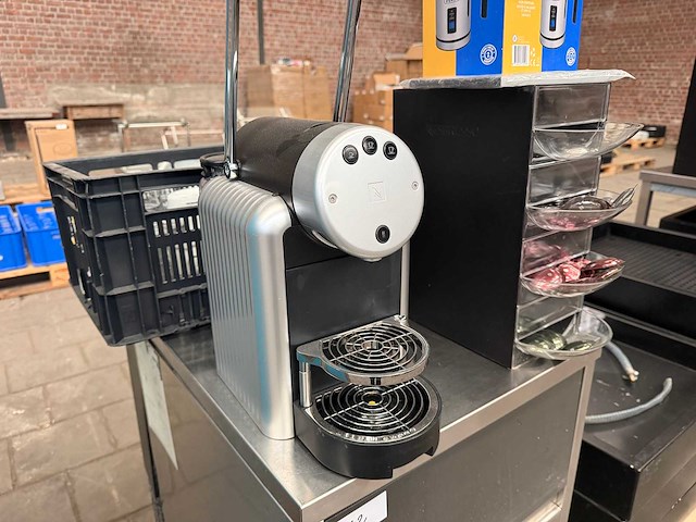 Koffiemachine, melkopschuimer, nespresso koppen en schotels, accessoires - afbeelding 2 van  12