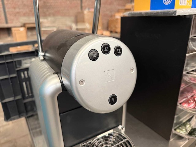 Koffiemachine, melkopschuimer, nespresso koppen en schotels, accessoires - afbeelding 3 van  12