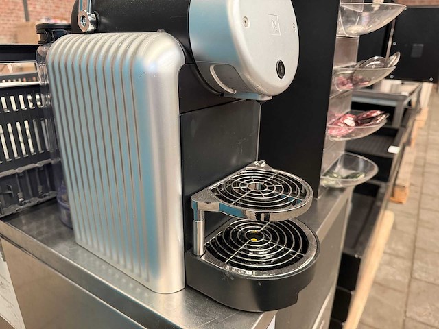 Koffiemachine, melkopschuimer, nespresso koppen en schotels, accessoires - afbeelding 4 van  12