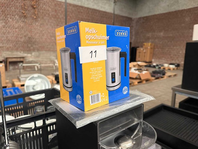 Koffiemachine, melkopschuimer, nespresso koppen en schotels, accessoires - afbeelding 5 van  12