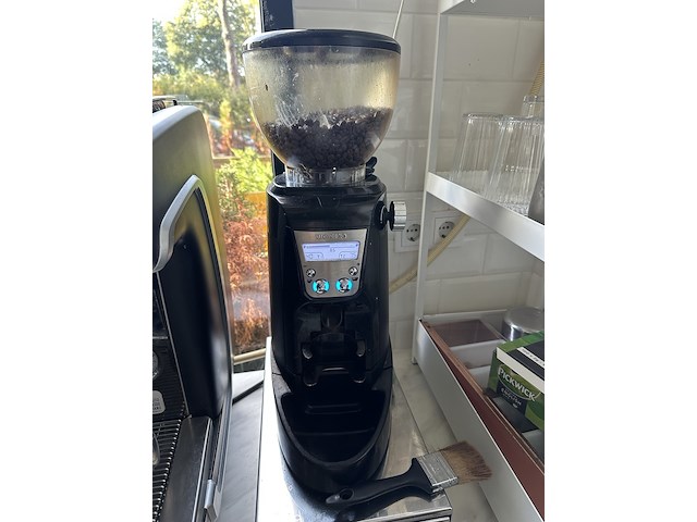 Koffiemachine met koffiemolen en baristaset , compact, m26 compact dt/2 te ts 230v, zwart, 2022 - afbeelding 6 van  9