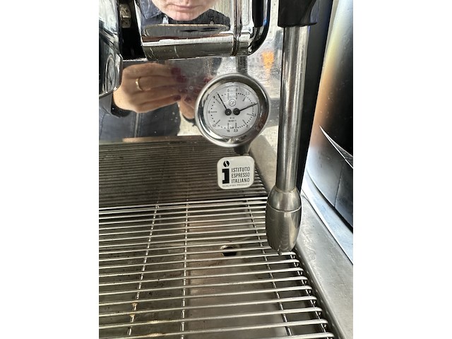 Koffiemachine met koffiemolen en baristaset , compact, m26 compact dt/2 te ts 230v, zwart, 2022 - afbeelding 8 van  9