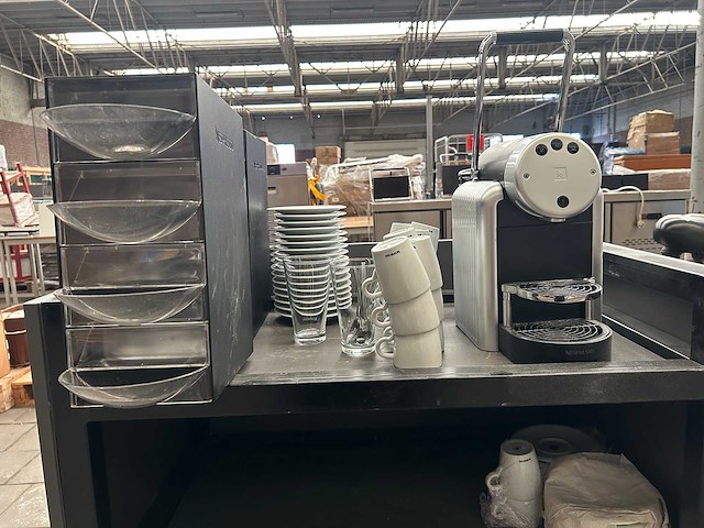 Koffiemachine met koppen en schotels en toebehoren en serveerwagen - afbeelding 2 van  6