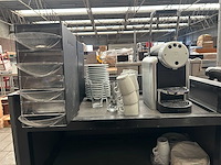 Koffiemachine met koppen en schotels en toebehoren en serveerwagen - afbeelding 2 van  6