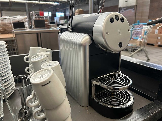 Koffiemachine met koppen en schotels en toebehoren en serveerwagen - afbeelding 4 van  6