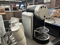 Koffiemachine met koppen en schotels en toebehoren en serveerwagen - afbeelding 4 van  6