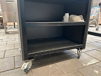 Koffiemachine met koppen en schotels en toebehoren en serveerwagen - afbeelding 5 van  6