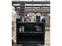 Koffiemachine met koppen en schotels en toebehoren en serveerwagen - afbeelding 1 van  7