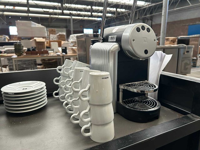 Koffiemachine met koppen en schotels en toebehoren en serveerwagen - afbeelding 2 van  7