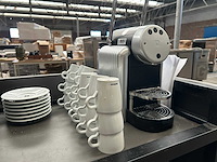 Koffiemachine met koppen en schotels en toebehoren en serveerwagen - afbeelding 2 van  7