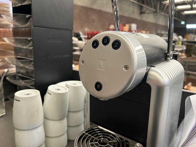 Koffiemachine met koppen en schotels en toebehoren en serveerwagen - afbeelding 3 van  7
