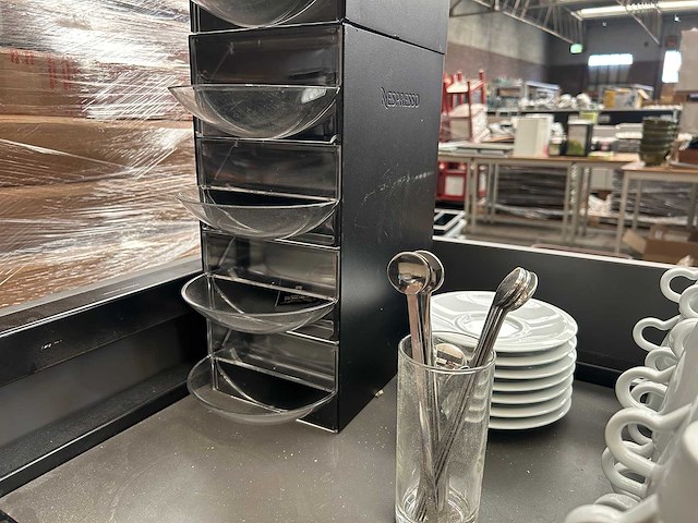 Koffiemachine met koppen en schotels en toebehoren en serveerwagen - afbeelding 4 van  7
