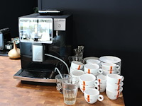 Koffiemachine suzhou dr coffee type h10 b. inclusief diverse koffie en thee servies.