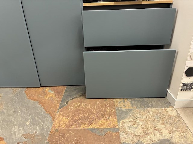 Koffiemeubel met twee deuren en twee lades, afm. 216 x 58 x 234 cm. - afbeelding 3 van  3