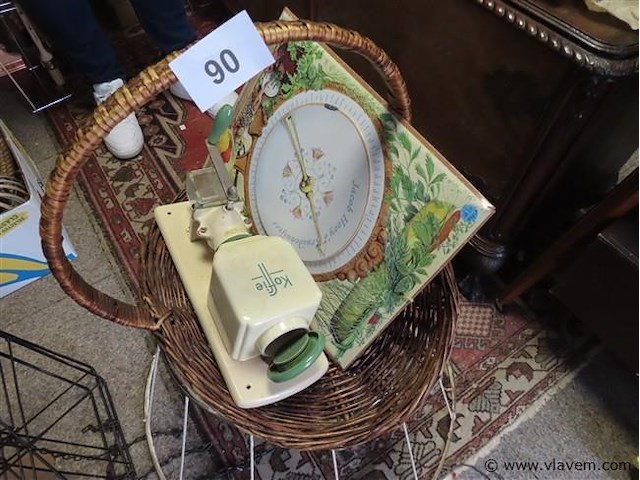 Koffiemolen, mand en kruidenwijzer - afbeelding 1 van  3