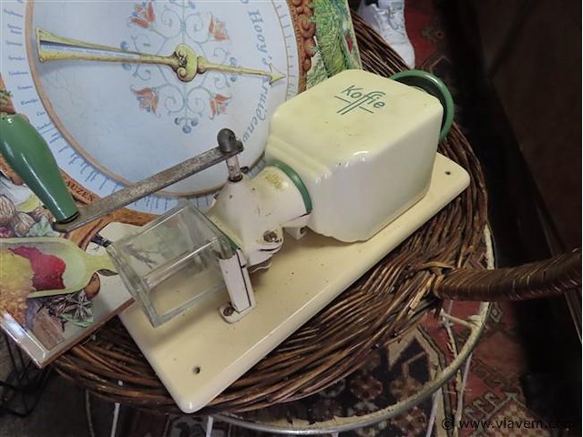 Koffiemolen, mand en kruidenwijzer - afbeelding 3 van  3