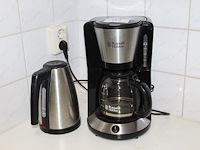 Koffiezetapparaat en waterkoker. - afbeelding 1 van  2