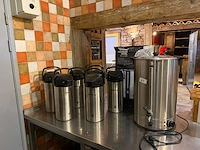Koffiezetapparaat met 6 koffiekannen