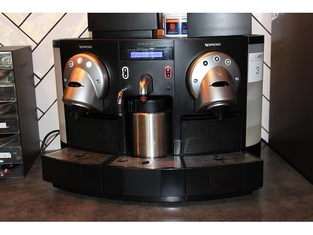Koffiezetapparaat nespresso gemini 220 met voorraad koffiecups. - afbeelding 1 van  3