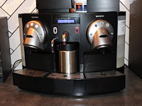 Koffiezetapparaat nespresso gemini 220 met voorraad koffiecups. - afbeelding 1 van  3