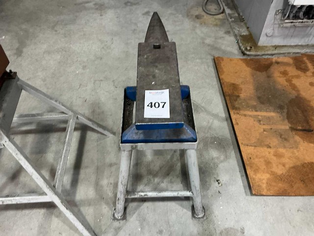 Kohls aambeeld op voet - afbeelding 4 van  4