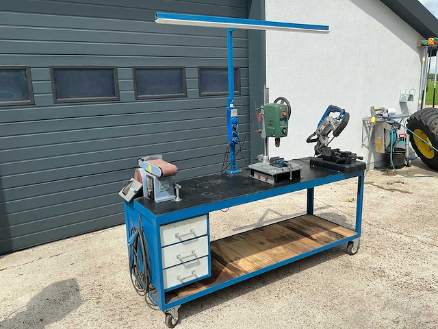 Kolomboor, lintzaag en schuurmachine op werktafel - afbeelding 1 van  11