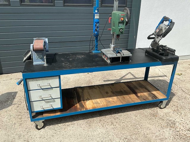 Kolomboor, lintzaag en schuurmachine op werktafel - afbeelding 4 van  11