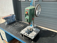 Kolomboor, lintzaag en schuurmachine op werktafel - afbeelding 7 van  11