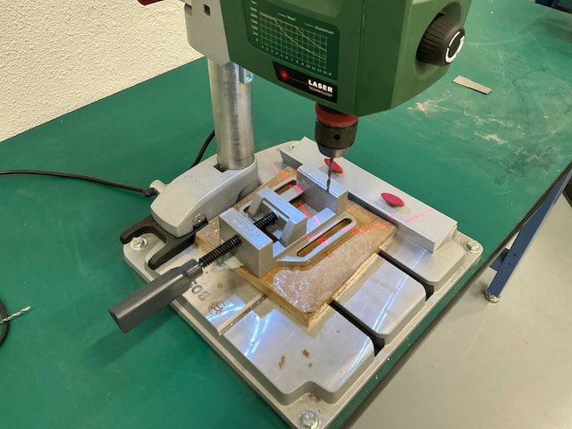 Kolomboormachine met werkbank en bankschroef - afbeelding 7 van  10