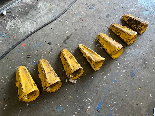 Komatsu k20rc graafbak tanden (7x) - afbeelding 2 van  3