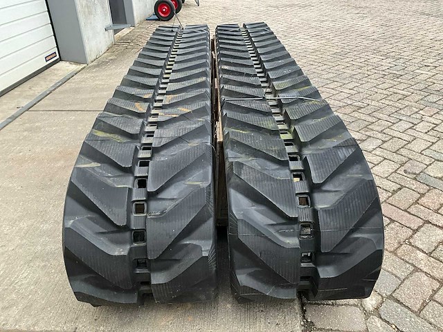 Komatsu rubberen rups (2x) - afbeelding 1 van  1