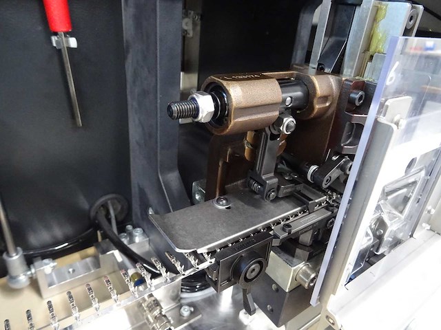 Komax - delta 240 - 2023 - draadkrimpmachine - afbeelding 3 van  4