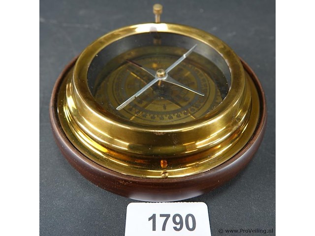 Kompas in koperen montuur en in hout gevat - afbeelding 1 van  5
