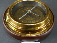 Kompas in koperen montuur en in hout gevat - afbeelding 1 van  5