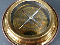 Kompas in koperen montuur en in hout gevat - afbeelding 2 van  5