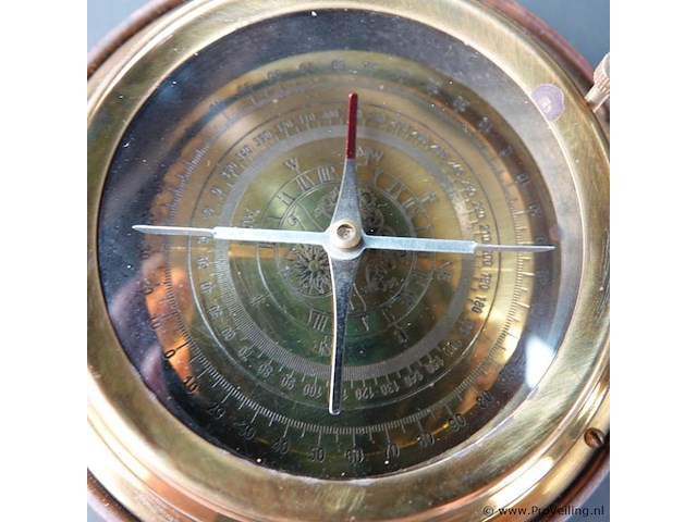 Kompas in koperen montuur en in hout gevat - afbeelding 4 van  5