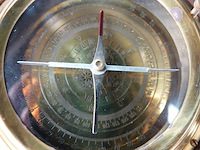 Kompas in koperen montuur en in hout gevat - afbeelding 4 van  5