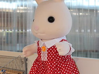 Konijn in rode stippeltjes jurk, hoogte ca. 80 cm. - afbeelding 2 van  2