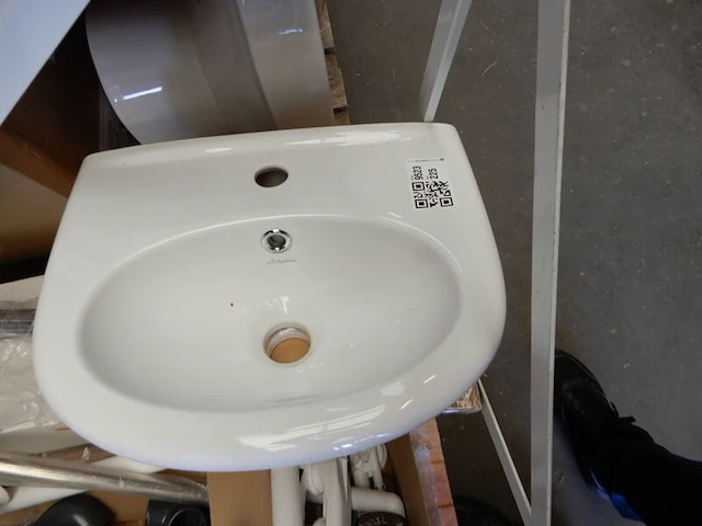 Kooi met diverse restanten sanitair - afbeelding 3 van  9