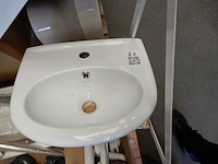 Kooi met diverse restanten sanitair - afbeelding 3 van  9