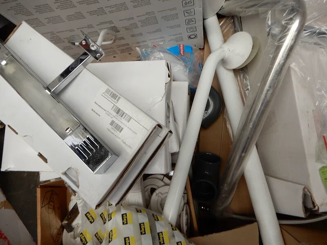 Kooi met diverse restanten sanitair - afbeelding 5 van  9