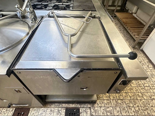 Kookeiland met diverse apparatuur - afbeelding 2 van  21