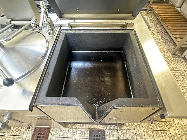 Kookeiland met diverse apparatuur - afbeelding 3 van  21