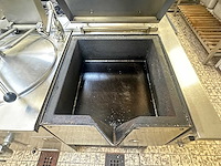 Kookeiland met diverse apparatuur - afbeelding 3 van  21