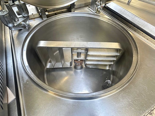 Kookeiland met diverse apparatuur - afbeelding 5 van  21