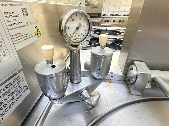 Kookeiland met diverse apparatuur - afbeelding 6 van  21